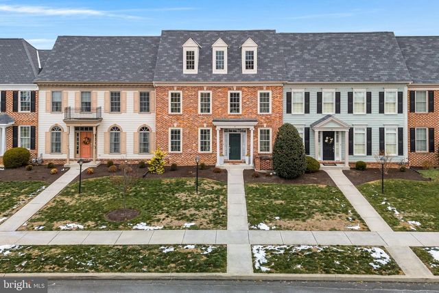 6 JAMESTOWN SQ, Mechanicsburg, PA 17050