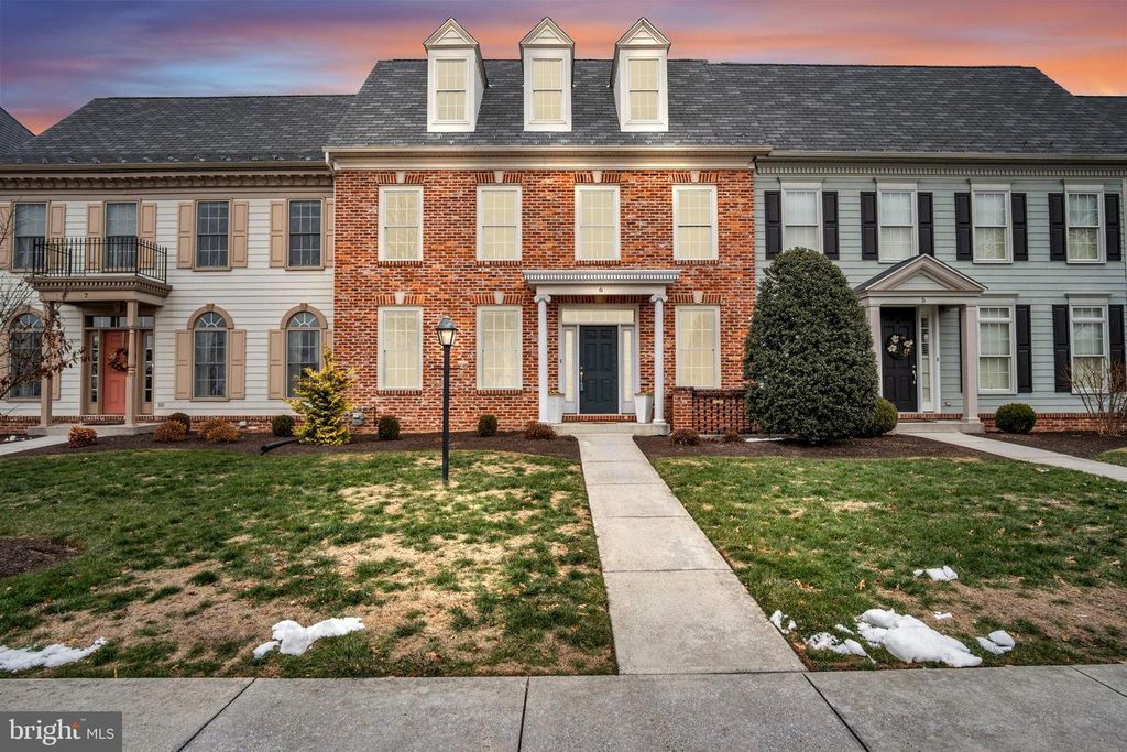 6 JAMESTOWN SQ, Mechanicsburg, PA 17050