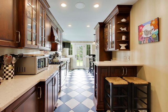 105 Lakeside Place, Highland Park, IL 60035