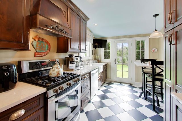 105 Lakeside Place, Highland Park, IL 60035