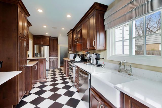 105 Lakeside Place, Highland Park, IL 60035