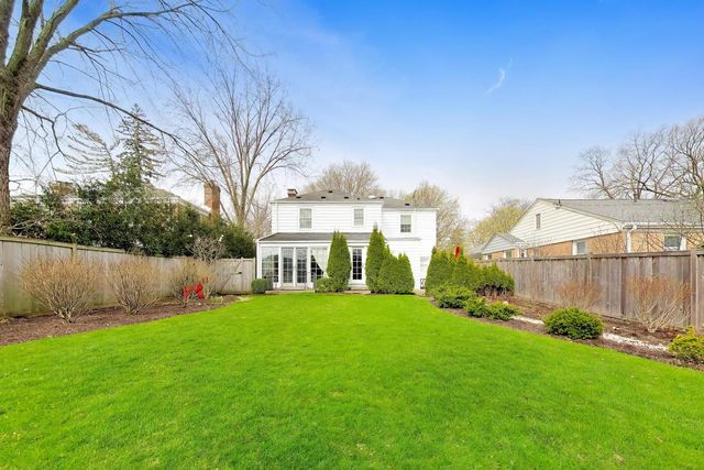 105 Lakeside Place, Highland Park, IL 60035