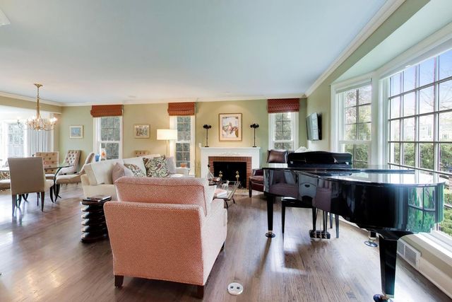 105 Lakeside Place, Highland Park, IL 60035