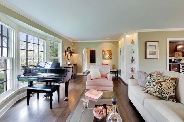 105 Lakeside Place, Highland Park, IL 60035