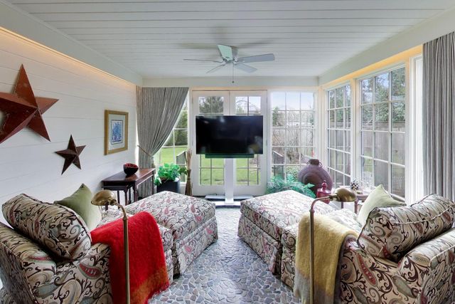 105 Lakeside Place, Highland Park, IL 60035