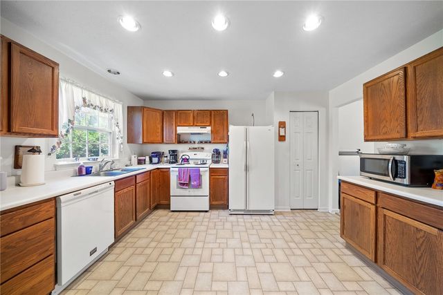 408 Sherwood Dr, Beaver, PA 15009