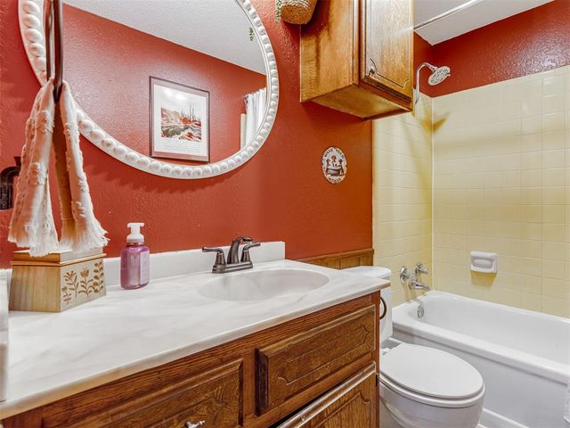 659 W Forest Drive, Mustang, OK 73064
