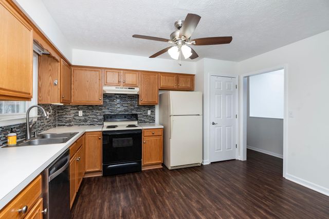 702 STONEWALL CIR, Staunton, VA 24401