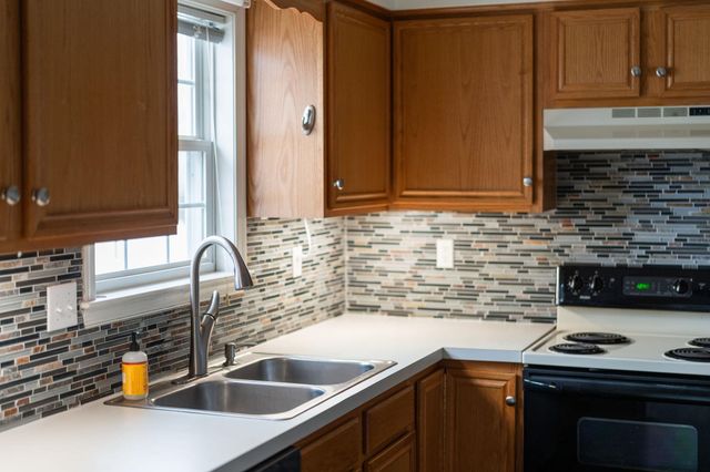 702 STONEWALL CIR, Staunton, VA 24401