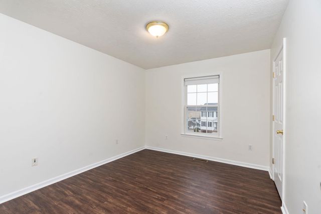 702 STONEWALL CIR, Staunton, VA 24401