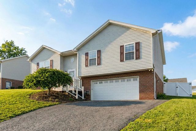 702 STONEWALL CIR, Staunton, VA 24401