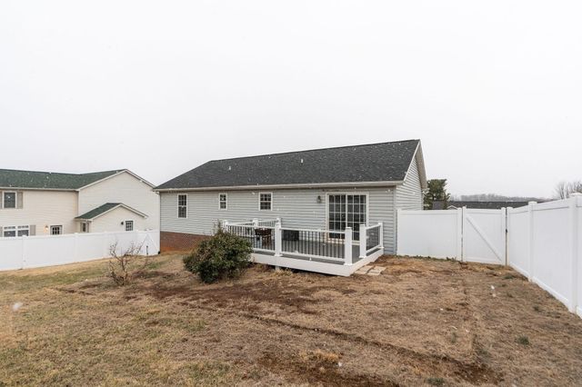 702 STONEWALL CIR, Staunton, VA 24401