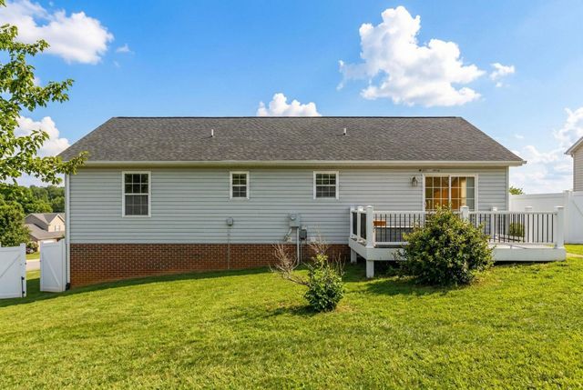 702 STONEWALL CIR, Staunton, VA 24401