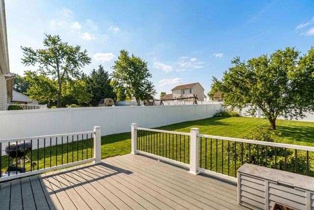 702 STONEWALL CIR, Staunton, VA 24401