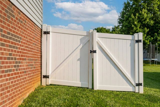 702 STONEWALL CIR, Staunton, VA 24401