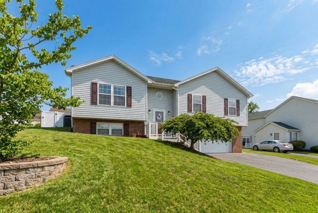 702 STONEWALL CIR, Staunton, VA 24401