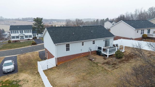 702 STONEWALL CIR, Staunton, VA 24401