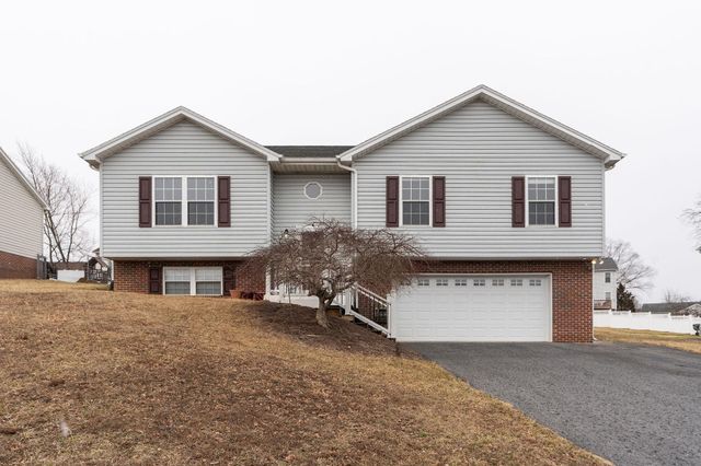 702 STONEWALL CIR, Staunton, VA 24401