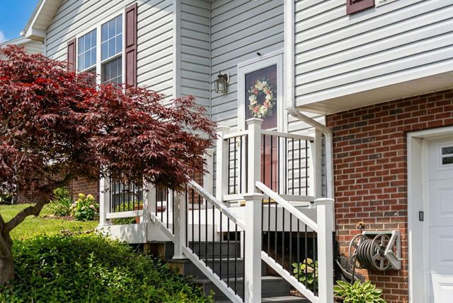 702 STONEWALL CIR, Staunton, VA 24401