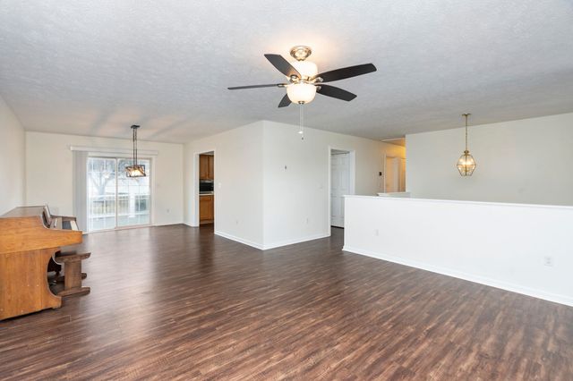 702 STONEWALL CIR, Staunton, VA 24401