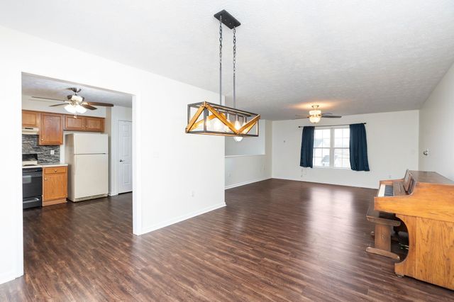 702 STONEWALL CIR, Staunton, VA 24401