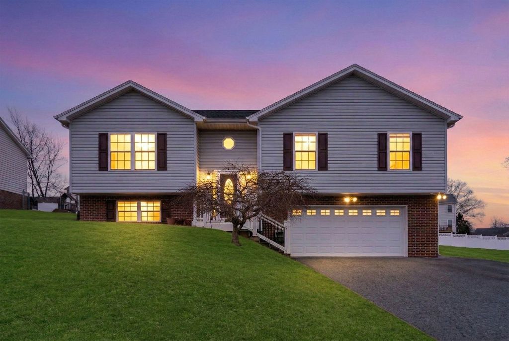 702 STONEWALL CIR, Staunton, VA 24401