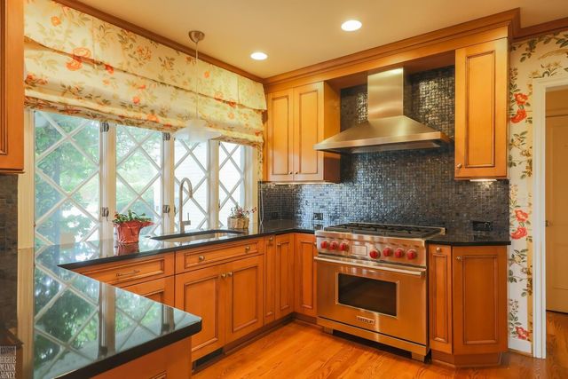 452 Chalfonte Avenue, Grosse Pointe Farms, MI 48236