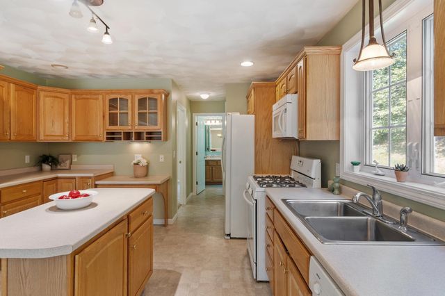 13 Lantern Drive, Sandown, NH 03873