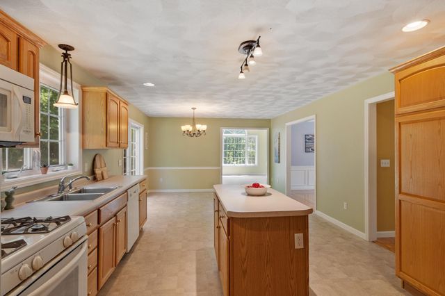 13 Lantern Drive, Sandown, NH 03873