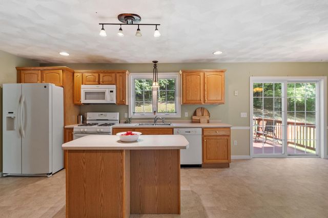 13 Lantern Drive, Sandown, NH 03873