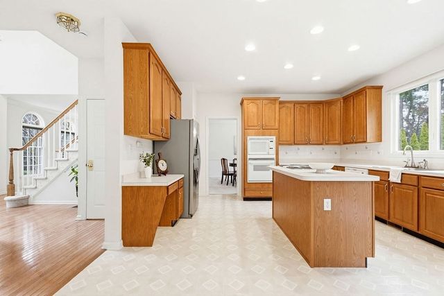 30 Hancock Rd, Franklin, MA 02038