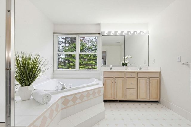 30 Hancock Rd, Franklin, MA 02038