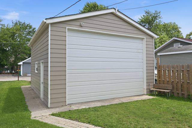 204 Eagle Point Road, Fox Lake, IL 60020