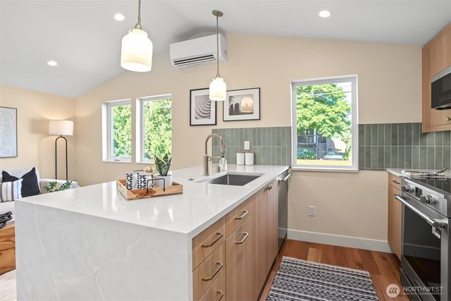 2412 Queen Anne Avenue N, Seattle, WA 98119