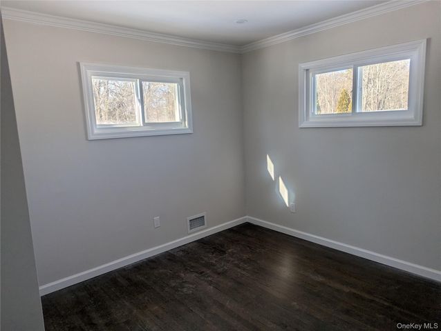 1550 N Gardiner Drive, Bay Shore, NY 11706