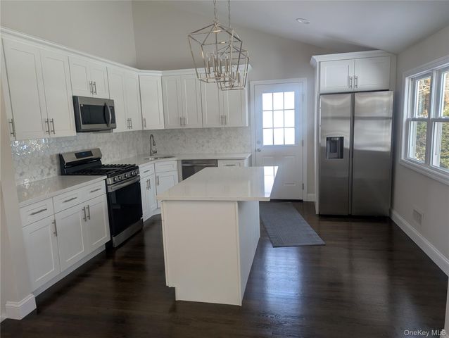 1550 N Gardiner Drive, Bay Shore, NY 11706