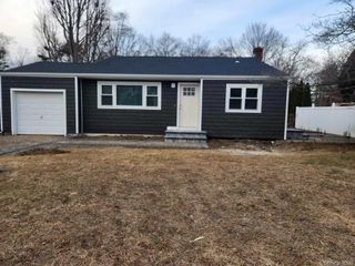 1550 N Gardiner Drive, Bay Shore, NY 11706