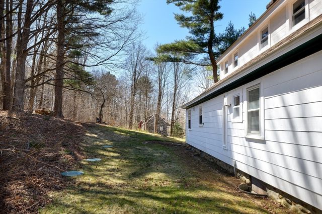 40 Warren Rd, Brimfield, MA 01010