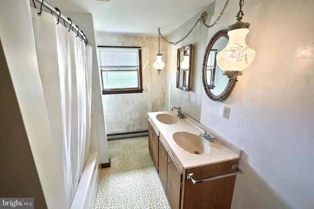 2779 CENTENNIAL RD, Hanover, PA 17331