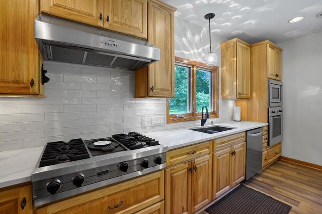 2117 Hillside DRIVE, Delafield, WI 53018