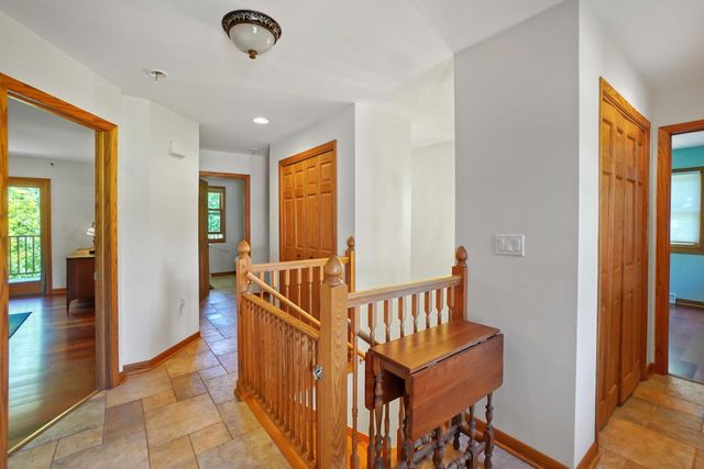 2117 Hillside DRIVE, Delafield, WI 53018