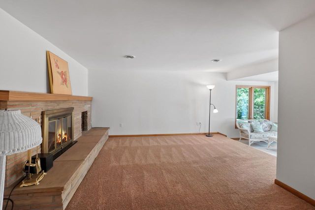 2117 Hillside DRIVE, Delafield, WI 53018