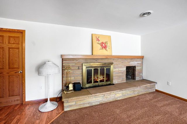 2117 Hillside DRIVE, Delafield, WI 53018