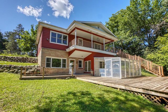 2117 Hillside DRIVE, Delafield, WI 53018