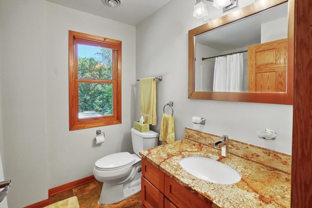 2117 Hillside DRIVE, Delafield, WI 53018