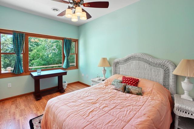 2117 Hillside DRIVE, Delafield, WI 53018