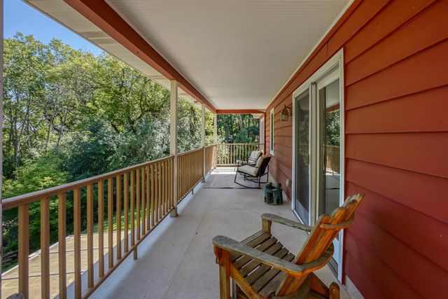 2117 Hillside DRIVE, Delafield, WI 53018