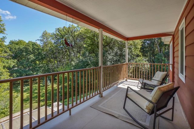 2117 Hillside DRIVE, Delafield, WI 53018