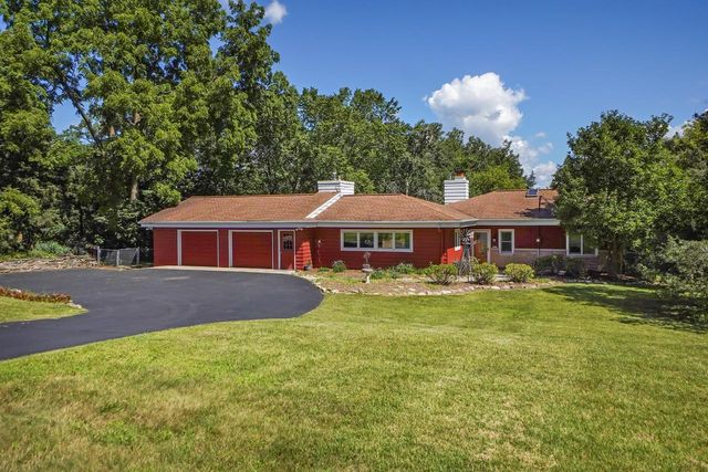 2117 Hillside DRIVE, Delafield, WI 53018