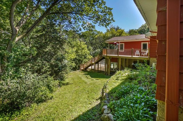 2117 Hillside DRIVE, Delafield, WI 53018